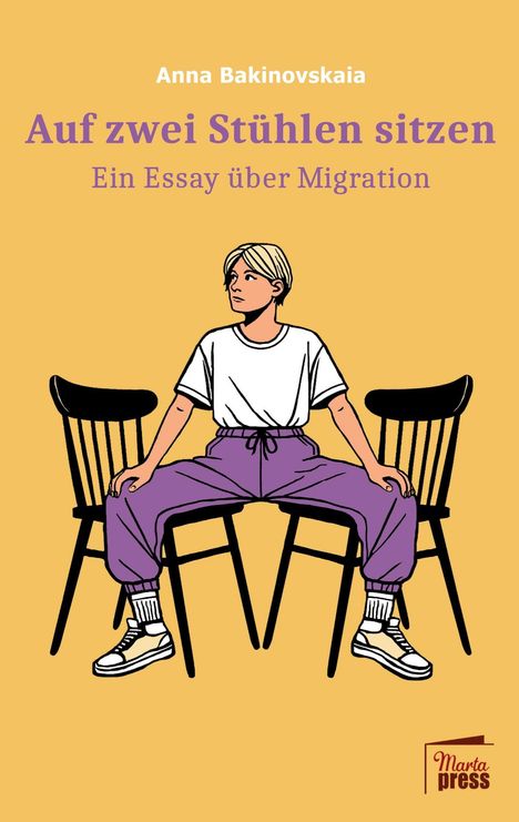 Titel: "Auf zwei Stühlen sitzen: Ein Essay über Migration". Illustration: Person sitzt breitbeinig auf zwei Stühlen.