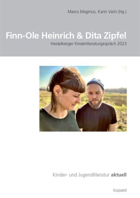 Finn-Ole Heinrich & Dita Zipfel, Heidelberger Kinderliteraturgespräch 2023. Ein Foto von einem Mann und einer Frau im Freien.