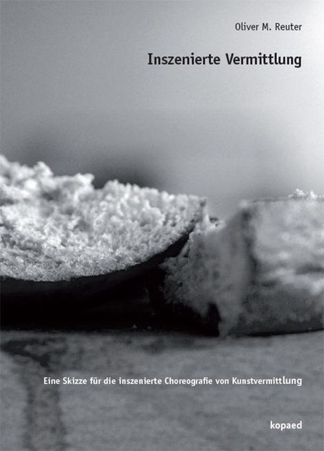 Titel: "Inszenierte Vermittlung" von Oliver M. Reuter. Darunter Brot in Nahaufnahme, darunter weiterer Text.