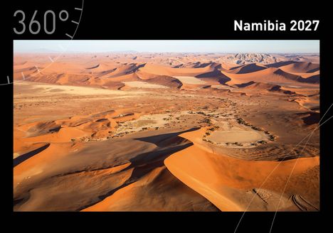 Text: "360° Namibia 2027". Luftaufnahme einer weitläufigen Wüstenlandschaft mit imposanten Dünen.