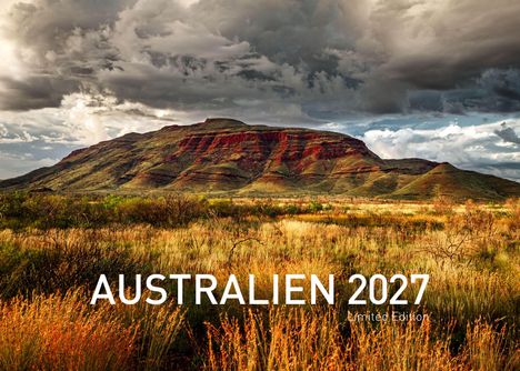 AUSTRALIEN 2027, Limited Edition. Ein dramatischer Himmel über einer bergigen Landschaft mit rotem Gestein und Gras.