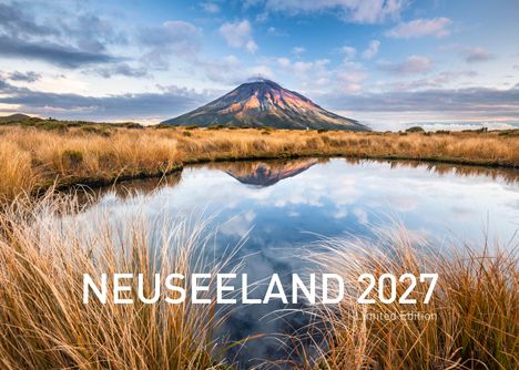 "NEUSEELAND 2027" und "Limited Edition" vor einem See mit Spiegelung eines Vulkans, im Hintergrund Wolken und Berge.