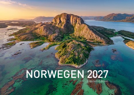 NORWEGEN 2027 Limited Edition. Luftaufnahme einer malerischen Küste mit Bergen und Wasser im Sonnenuntergang.