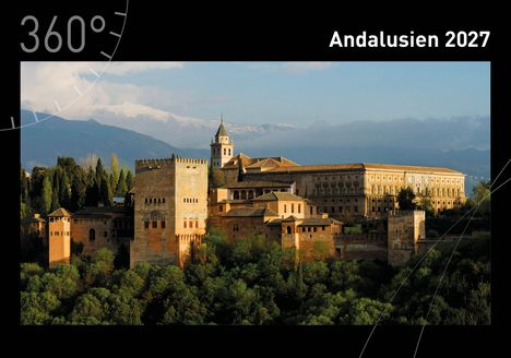 "Andalusien 2027" und "360°" sind zu sehen. Eine historische Burg mit Bergen im Hintergrund bei Sonnenuntergang.