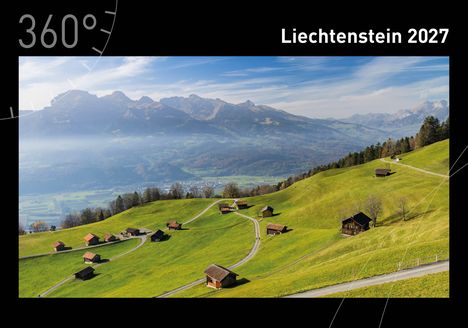 360°, Liechtenstein 2027. Eine bergige Landschaft mit kleinen Hütten auf grünen Hügeln und einem gewundenen Pfad.