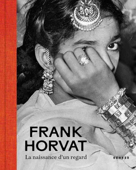FRANK HORVAT, La naissance d’un regard. Schwarz-Weiß-Foto einer Frau mit Schmuck, die ihr Gesicht teils verdeckt.