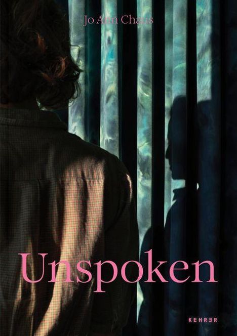 Text: "Jo Ann Chaus" oben, "Unspoken" in rosa groß, "Kehrer" unten. Eine Person schaut zu Vorhängen mit Schattenbild.