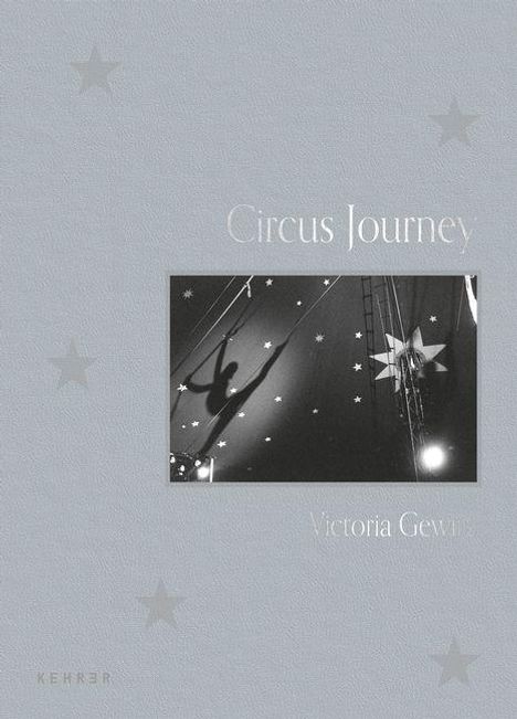 „Circus Journey“, „Victoria Gewirtz“. Schwarz-Weiß-Foto eines Akrobaten unter einem Zirkuszelt mit Sternenmotiv.