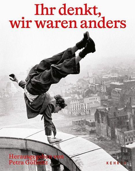 Text: "Ihr denkt, wir waren anders." Schwarz-Weiß-Foto: Person macht Handstand auf einem Dach über einer Stadtansicht.