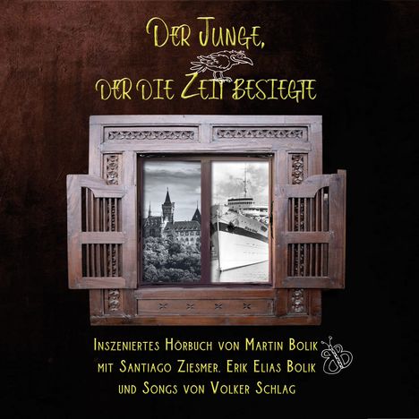 „Der Junge, der die Zeit besiegte“. Schwarz-weißes Fensterbild von einem Schloss und einem Schiff darunter.