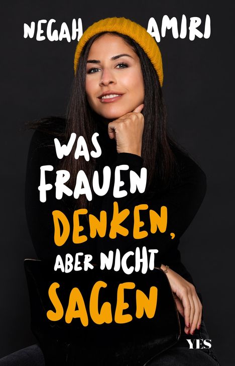 Negah Amiri, Was Frauen denken, aber nicht sagen. Frau mit gelber Mütze und dunklem Hintergrund.