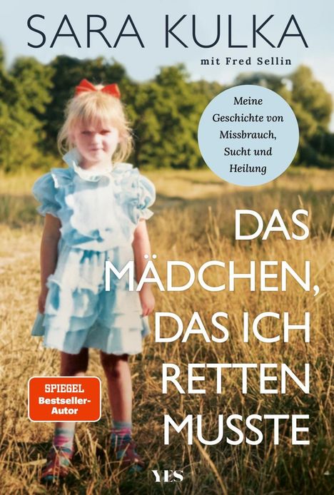 "SARA KULKA mit Fred Sellin. Das Mädchen, das ich retten musste. Meine Geschichte von Missbrauch, Sucht und Heilung." Vordergrund: junges Mädchen in blauem Kleid auf Wiese.