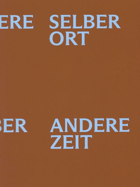 Große weiße Schrift auf braunem Hintergrund: SELBER ORT, ANDERE ZEIT.