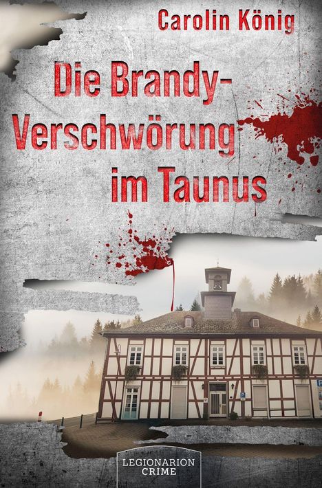 Titel: Die Brandy-Verschwörung im Taunus. Autor: Carolin König. Verwaschene Schrift, blutige Spritzer, Fachwerkhaus, neblig.