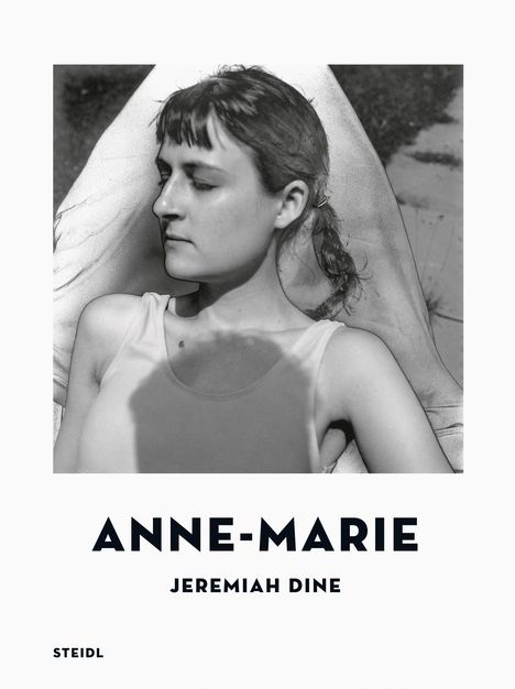 Text: „ANNE-MARIE“, „JEREMIAH DINE“, „STEIDL“. Foto einer Frau im Profil, liegend, mit geschlossenen Augen.