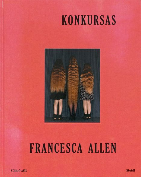 Text: KONKURSAS, FRANCESCA ALLEN. Drei Personen von hinten mit langem Haar, auf rotem Hintergrund.