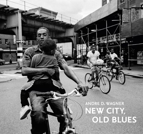 Cover-Text: "ANDRE D. WAGNER NEW CITY, OLD BLUES". Ein Mann trägt ein Kind auf einem Fahrrad, zwei weitere radeln dahinter.