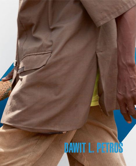 "Dawit L. Petros" in blauer Schrift. Ein Mann trägt einen braunen Anzug und hält einen geflochtenen Gegenstand.