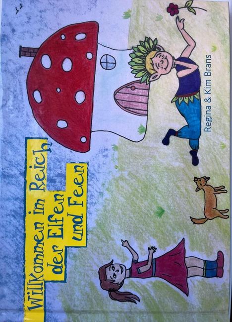 Text: „Willkommen im Reich der Elfen und Feen“. Eine Illustration mit Elfen, einem Pilzhaus und einem Hund.