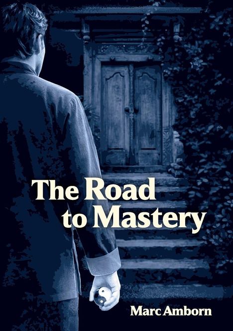 "The Road to Mastery. Marc Amborn." Ein Mann von hinten betrachtet eine alte, verzierte Holztür, hält eine Kugel.