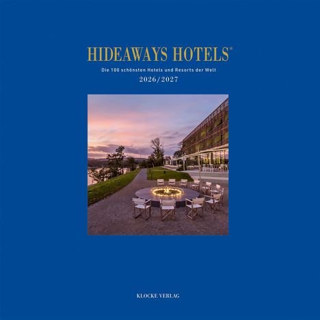 HIDEAWAYS HOTELS, Die 100 schönsten Hotels und Resorts der Welt 2026/2027. Abendstimmung bei einem modernen Gebäude und Feuerstelle.