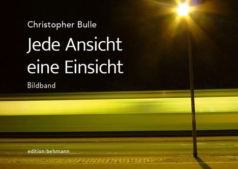 "Jede Ansicht eine Einsicht" von Christopher Bulle, Bildband, edition:behmann. Unscharfe, gelbliche Bewegung vor Laterne.