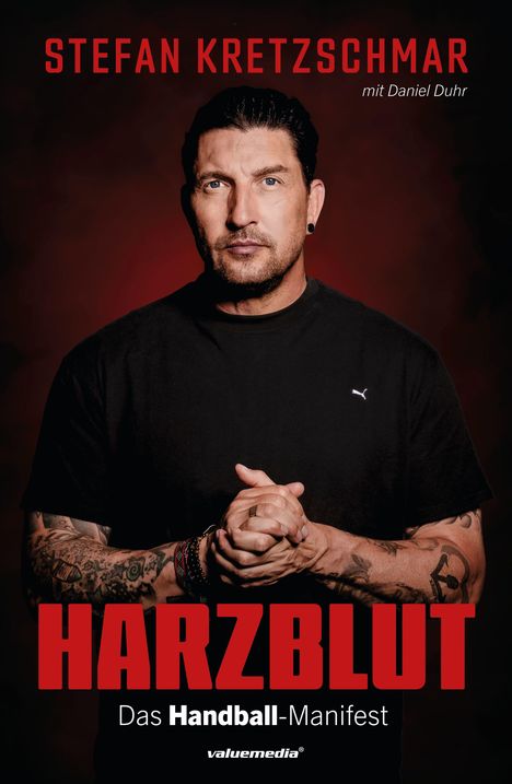 Text: Stefan Kretzschmar, Harzblut, Das Handball-Manifest. Porträt eines Mannes mit tätowierten Armen vor dunklem Hintergrund.