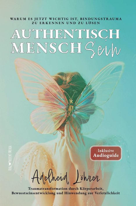 "Authentisch Mensch Sein" von Adelheid Löhner. Eine Person hält bunte Schmetterlingsflügel vor ihr Gesicht.