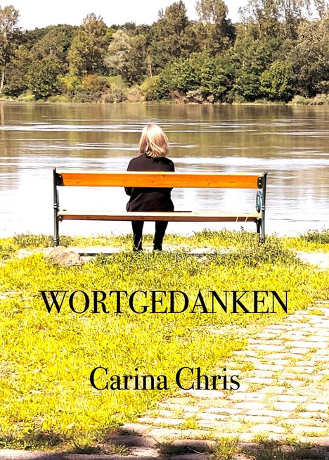 "WORTGEDANKEN Carina Chris"; Eine Person sitzt auf einer Bank am Fluss, umgeben von grüner Landschaft und Bäumen.