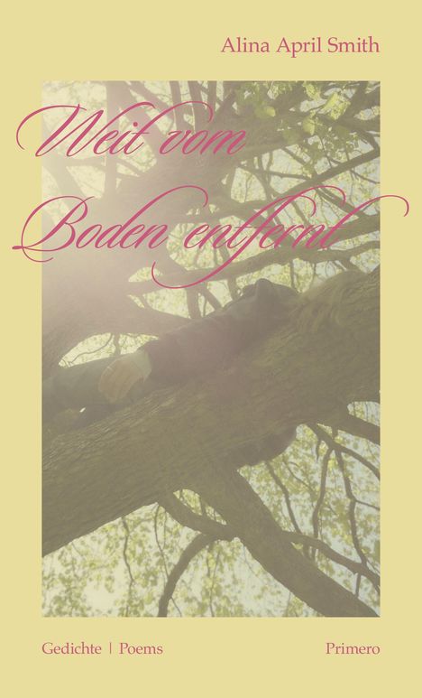 "Alina April Smith; Weit vom Boden entfernt, Gedichte | Poems, Primero. Person liegt auf Baum, Sonnenlicht fällt durch Blätter."