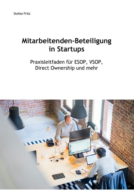 Titel: Mitarbeitenden-Beteiligung in Startups. Zwei Personen arbeiten in einem modernen Büro mit großen Fenstern.