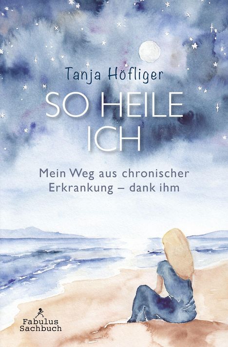 "SO HEILE ICH. Mein Weg aus chronischer Erkrankung – dank ihm." Frau am Strand, schaut aufs Meer unter Sternenhimmel.