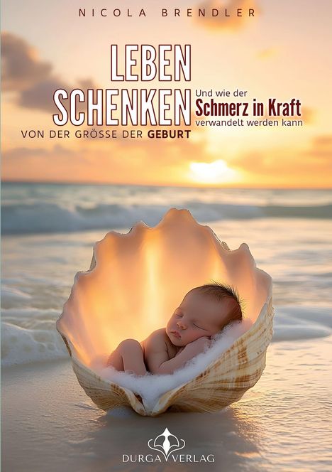 "Leben schenken. Ein Baby schläft in einer großen Muschel am Strand bei Sonnenuntergang. Durga Verlag Logo unten."