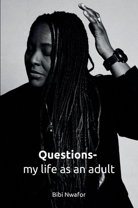 "Questions - my life as an adult" von Bibi Nwafor. Eine Frau mit geflochtenem Haar hebt ihre Hand, in schwarz-weiß.