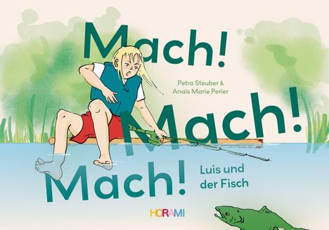 „Mach! Mach! Mach! Luis und der Fisch.“ Junge angelt, sitzt auf einem Steg, ein grüner Fisch im Wasser.