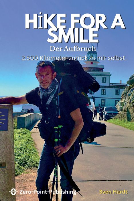 "Hike for a Smile: Der Aufbruch. 2.500 Kilometer zurück zu mir selbst." Ein Mann mit Rucksack vor einem Leuchtturm.