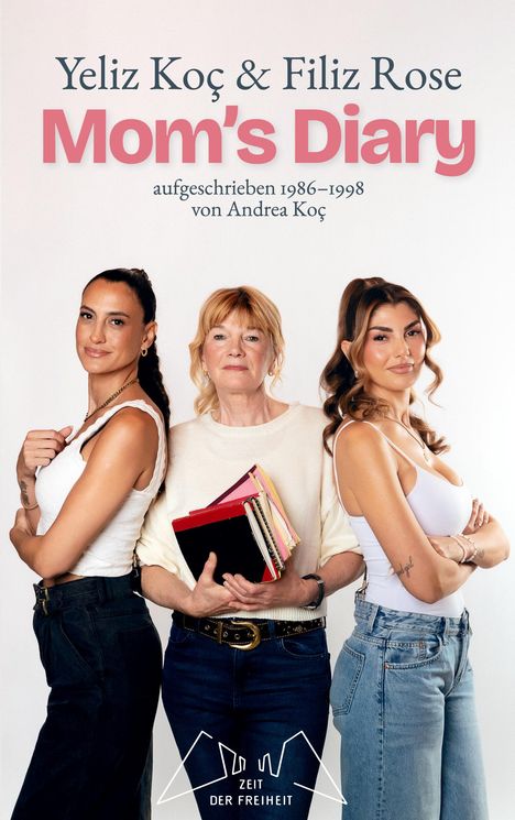 Text oben: "Yeliz Koç & Filiz Rose Mom's Diary". Darunter drei Frauen, lächelnd, mittlere Frau hält Notizbücher. Unten ein Logo.