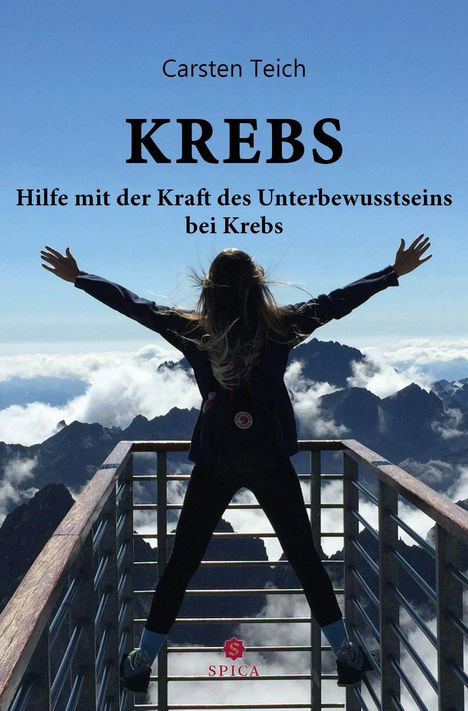 „Carsten Teich, KREBS“; Frau mit ausgebreiteten Armen steht auf Plattform, darunter Wolken und Berge.