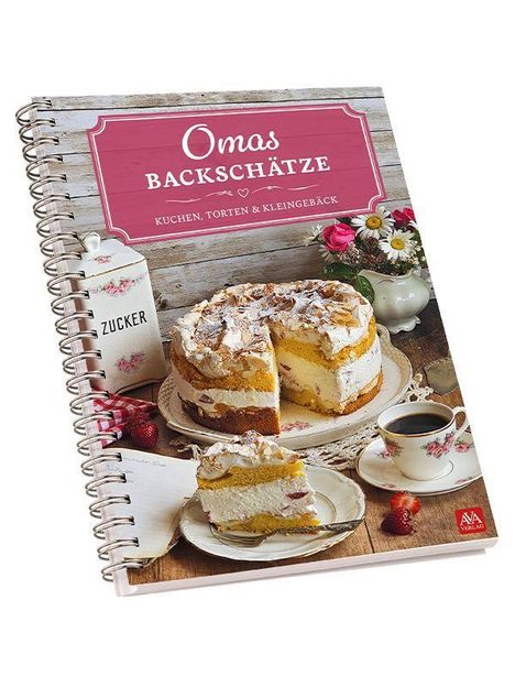 Omas Backschätze: Kuchen, Torten & Kleingebäck. Ein Kuchen mit Sahne und Beeren, Blümchen, Kaffeetasse, Zuckerdose.