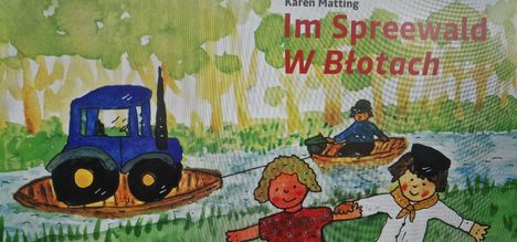"Im Spreewald W Błotach" steht oben. Illustration zeigt Kinder, einen blauen Traktor auf einem Boot, Fluss und Waldhintergrund.
