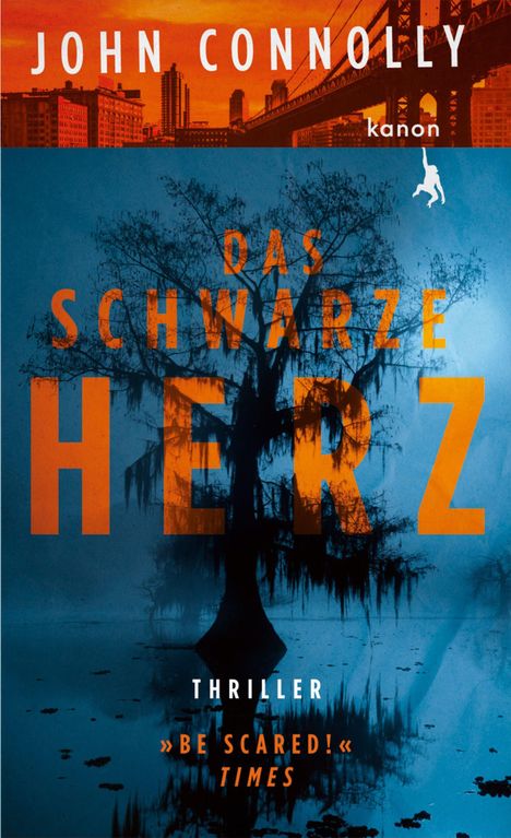 „JOHN CONNOLLY“, „DAS SCHWARZE HERZ“, „THRILLER“, „BE SCARED! TIMES“. Städtische Skyline und Baum als Silhouette.