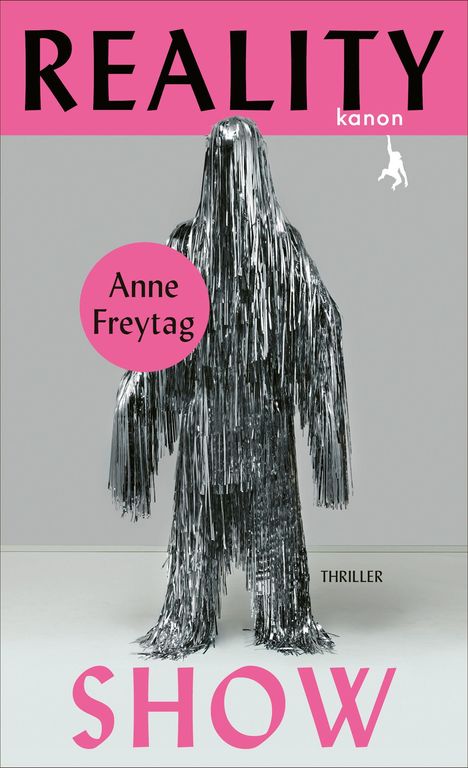 "REALITY SHOW", "Anne Freytag", "kanon", "THRILLER". Person in silbrigem Fransenanzug vor grauem Hintergrund.