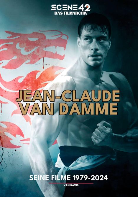 „JEAN-CLAUDE VAN DAMME“; „SEINE FILME 1979–2024“; „SCENE 42 DAS FILMARCHIV“. Er zeigt einen muskulösen Mann vor einem roten Drachenmotiv.