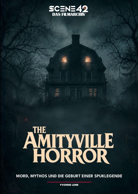 Oben steht "SCENE 42 DAS FILMARCHIV". Titel: "THE AMITYVILLE HORROR". Ein düsteres Haus mit beleuchteten Fenstern im Hintergrund.