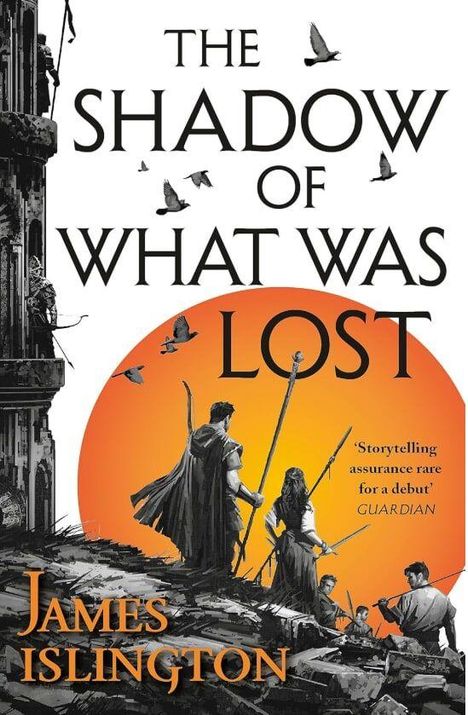 "The Shadow of What Was Lost" oben. "James Islington" unten. Personen mit Stäben vor oranger Sonne. Gebäude links. Vögel fliegen.