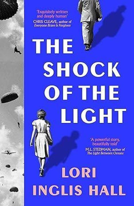„THE SHOCK OF THE LIGHT“, Lori Inglis Hall. Zwei Personen gehen. Fallschirme fallen. Blauer Hintergrund.