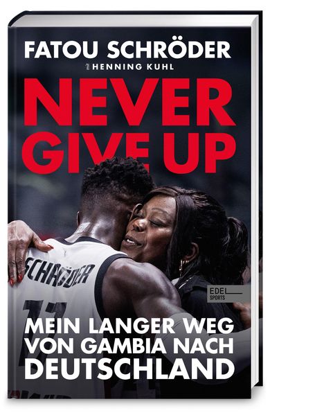 "NEVER GIVE UP" von Fatou Schröder und Henning Kuhl. Umarmung eines Mannes und einer Frau im Hintergrund.
