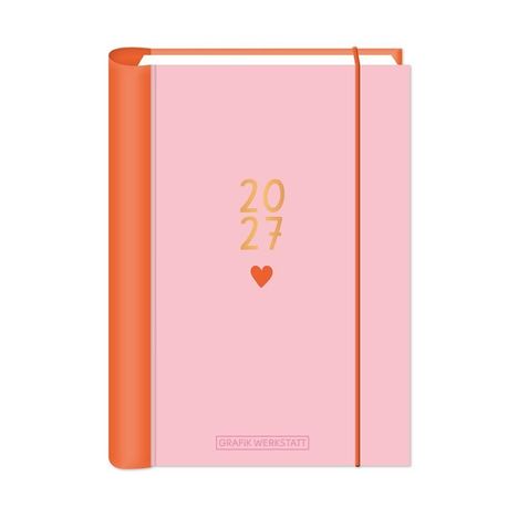 Text "2027" und ein Herz. Rosa Notizbuch mit orangenem Rücken und Gummiband.