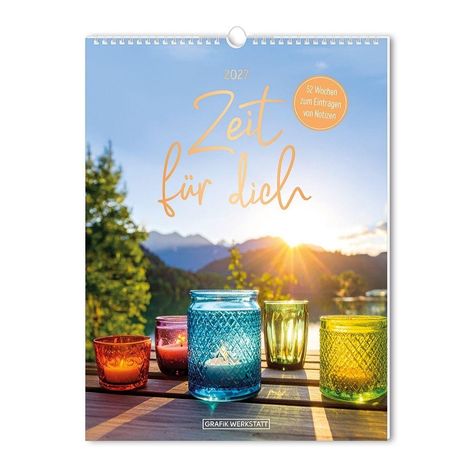 2027. Zeit für dich. 52 Wochen zum Eintragen von Notizen. Bunte Windlichter auf einem Tisch bei Sonnenuntergang.