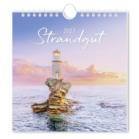„2027 Strandgut“. Ein Leuchtturm auf einem Felsen im Meer bei Sonnenuntergang, Himmel leicht bewölkt.